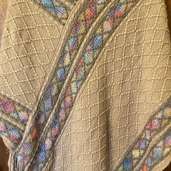 Fringe poncho - Picture 3 of 16